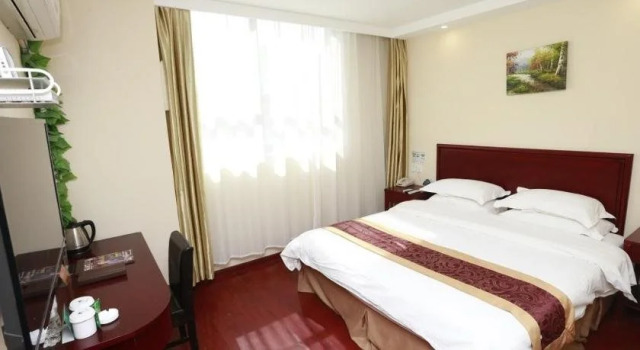 GreenTree Inn AnHui LiuAn Railway East Station Passenger Station Express Hotel, Book Hotel Hoteller i Luan med parkering, Parkering