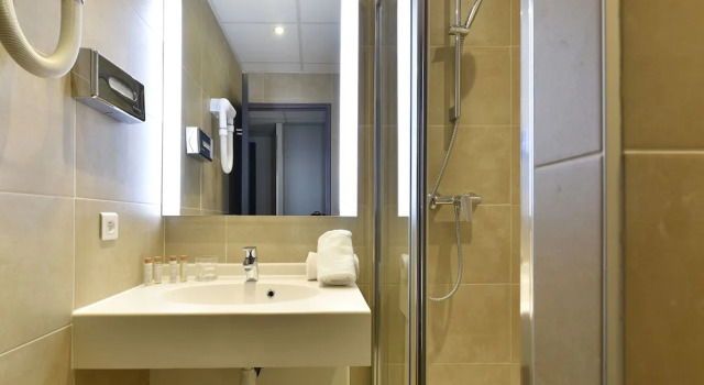 Трёхместный семейный номер Standard Hôtel Arles Plaza