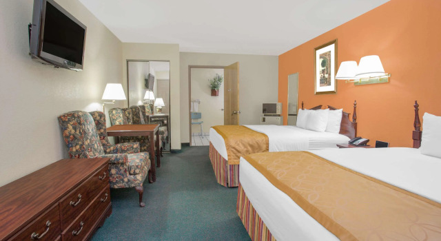 Days Inn & Suites by Wyndham Red Rock-Gallup, Book Hotel Hoteller i Gallup med pool, Swimmingpool