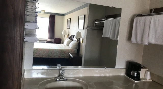 Четырёхместный номер Standard Americas Inn