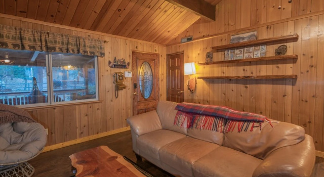 Big Wood Pines - Relaxing Home With A Large Fenced Yard For Your Furry Friends To Enjoy! 3 Bedroom Home