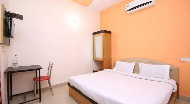 Sunshine Lodge by OYO Rooms