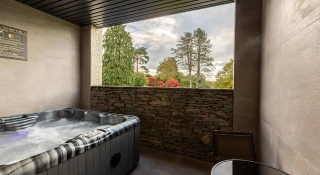 Четырёхместный люкс с гидромассажной ванной Exterior Lakes Hotel & Spa