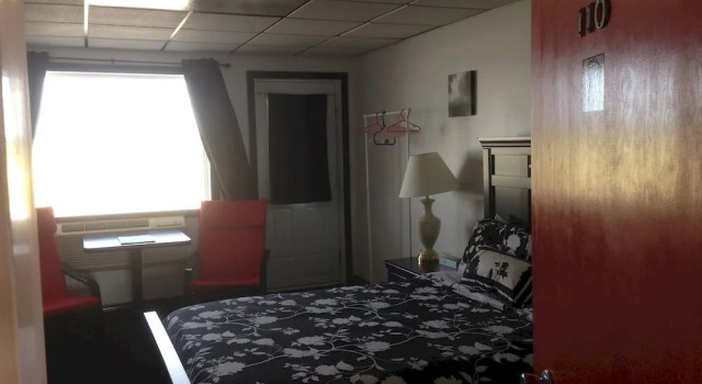 The Dawg House, Prenota Hotel Matheson Canada