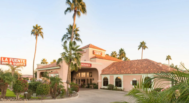 La Fuente Inn & Suites