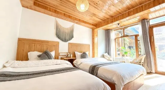 Кровать в общем номере с 4 комнатами Qiuniang House Lugu Lake