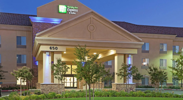 Holiday Inn Express & Suites Clovis Fresno Area by IHG, Забронировать Отель Фресно штат Калифорния