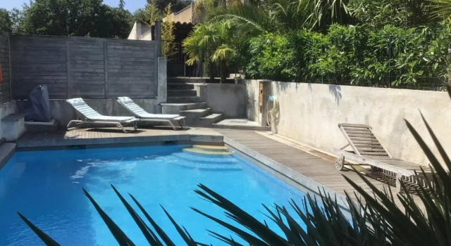 Апартаменты c 1 комнатой 2 pièces rez-de-jardin dans maison avec piscine