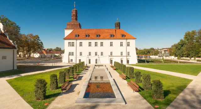 Chateau Clara Futura, Rezerwuj Hotel Hotele w Central Bohemia z parkingiem, Parking