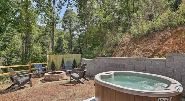Коттедж с 2 комнатами Pet-friendly Asheville Retreat w/ Hot Tub