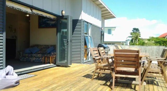 Puka Bach - Matarangi Holiday Home, Rezerwuj Hotel Hotele w Auckland Region z parkingiem, Parking