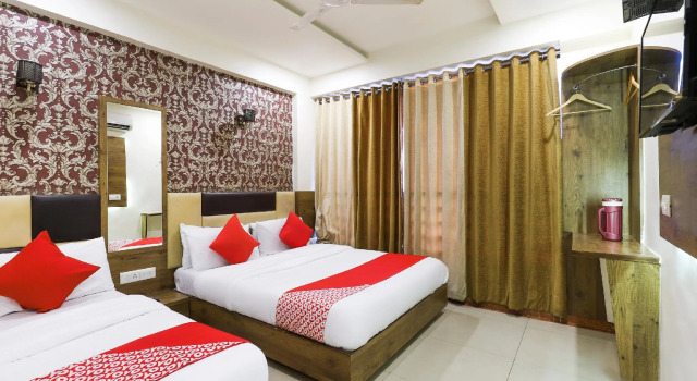 OYO 68445 Hotel Supreme, Rezerwuj Hotel Sātej Gujarat