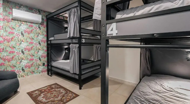 Кровать в общем номере Bed in mixed room near Coyoacan