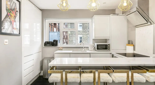 Best Location in London 3-bed Chelsea Home, Забронировать Апартаменты/квартира Отели Лондона с парковкой, рядом с Старая Церковь в Челси, Парковка