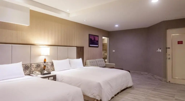 Четырёхместный номер Deluxe Maple Hotel