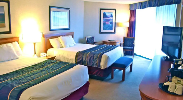 Четырёхместный номер Standard с видом на горы Harrison Hot Springs Resort & Spa
