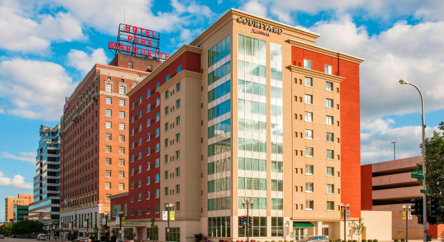 Courtyard Peoria Downtown, Забронировать Отель Отели Пеория с парковкой, рядом с O'Brien Field, Парковка