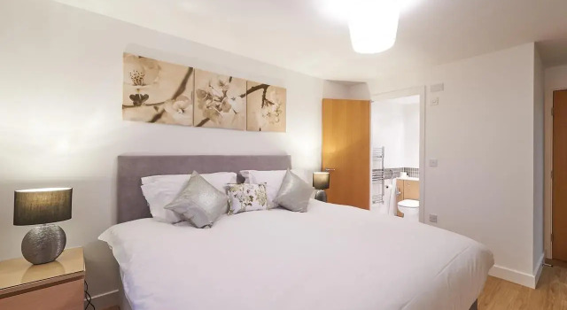 Furzton Serviced House - Shortstay Mk, Varaa Hotelli 5 tähden hotellit kohteessa Merseyside, 5*