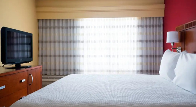 Двухместный люкс c 1 комнатой Courtyard by Marriott Indianapolis Airport