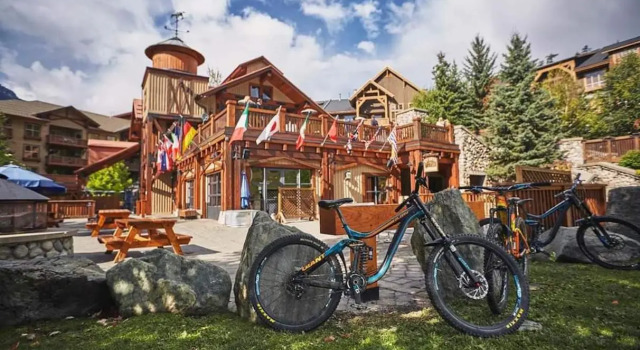 Steps to All New Gondola, Sleeps 4 with Free Parking, Забронировать Отель Уистлер Британская Колумбия, рядом с Alpha Lake Park