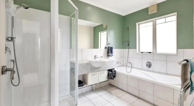 Коттедж Cheerful 4 bedroom home with free parking.