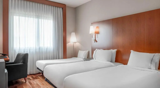 Трёхместный номер Standard AC Hotel A Coruña by Marriott