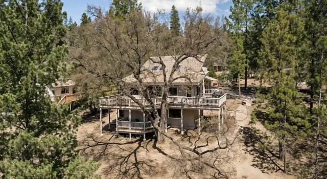 Коттедж Three Wild Turkeys - Amazing Outdoor Spaces!  2 Decks! by Yosemite Region Resorts