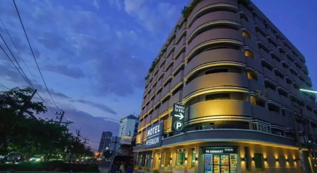 Кровать в общем номере Hi Season Hotel