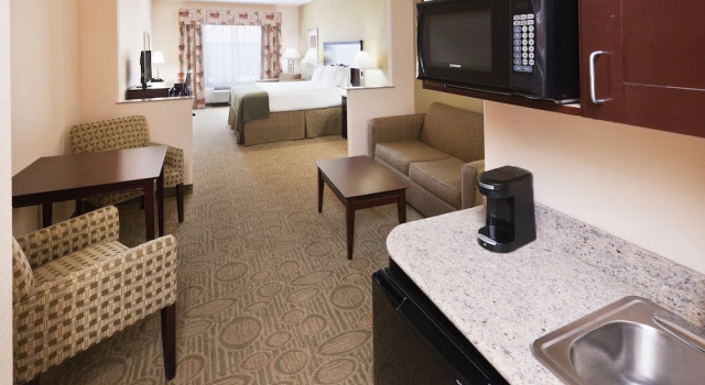 Четырёхместный номер Standard Holiday Inn Express Hotel & Suites Brownfield by IHG