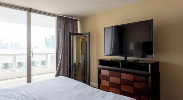 High Rise Comfort with a Balcony, Varaa Hotelli Hotellit Miami Beach uima-altaalla, Uima-allas