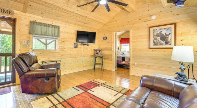 Black Bear Bungalow: Sevierville Hideaway w/ Deck!, Prenota Casa vacanze Jones Cove Tennessee