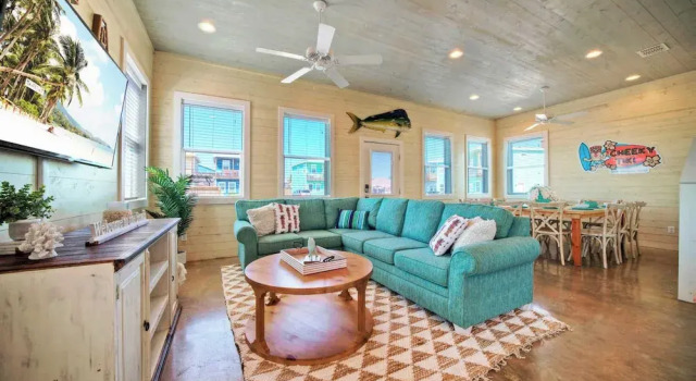 Backyard Tiki Bar, Walk to the Beach, Pool Cabana Cheeky Tiki by Avantstay