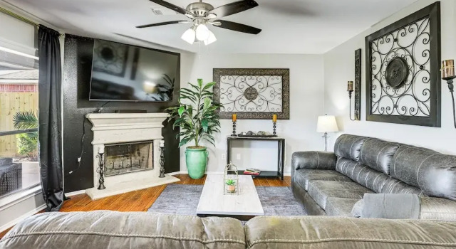 Solar-powered Home w/ & Game Room & Gym in Houston, Book Feriehus Villaer i Houston, Villa