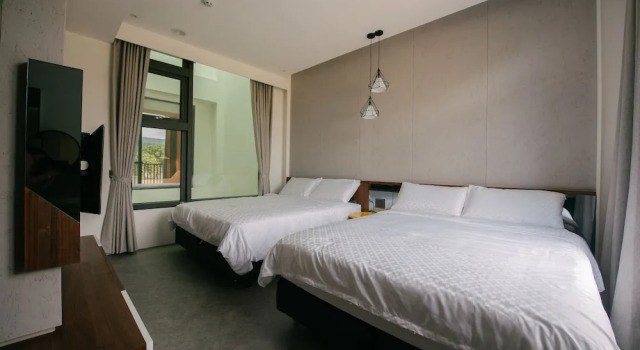 Четырёхместный номер Standard с балконом и с видом на горы MH48 Hotel