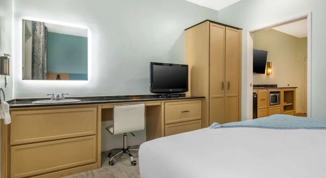 Двухместный люкс с балконом и с красивым видом из окна Quality Suites Downtown San Luis Obispo