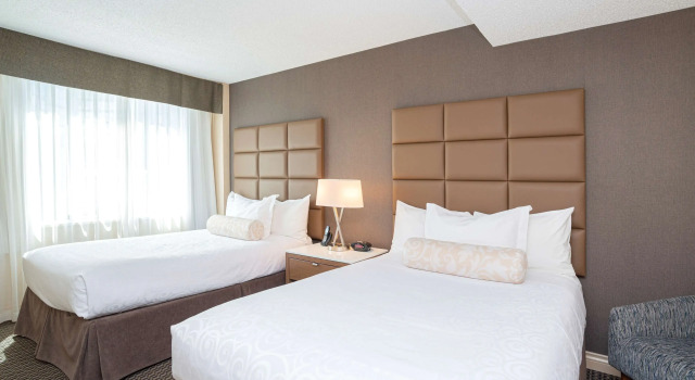 Четырёхместный номер Deluxe с балконом Best Western Premier Chateau Granville Hotel & Suites & Conference Centre