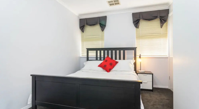 Коттедж с 3 комнатами с балконом и с видом на гавань Port Adelaide Harbourside Home