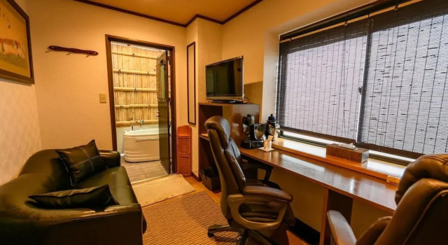 Suite Strata Hotel
