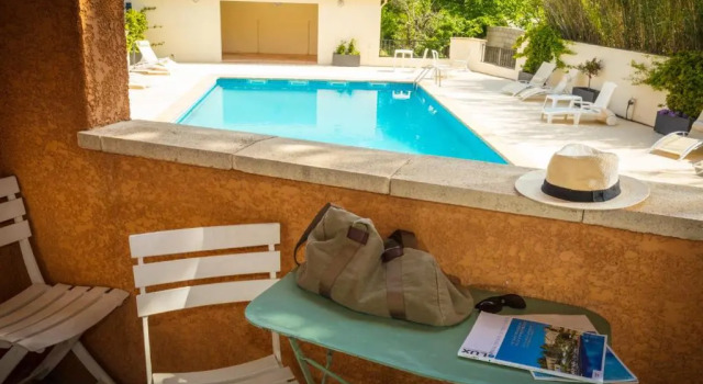 Havuz manzaralı Standart üç kişilik oda Hôtel Saint Geniès