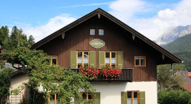 Landhaus Albrecht, Забронировать Апартаменты/квартира Миттенвальд Гармиш-Партенкирхен, рядом с Korbinianlift