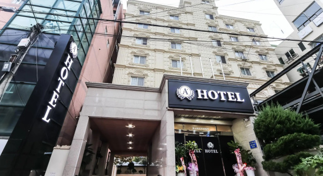 Geoje Aplus hotel, Забронировать Отель Отели Кодже с парковкой, рядом с Исторический парк — лагерь для военнопленных Кодже, Парковка