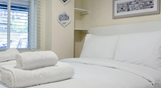 Stylish 4 Bedroom Property in East London, Забронировать Дом для отпуска Коттеджи Лондона, рядом с Бетнал Грин, Коттедж