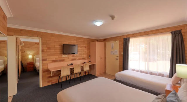 Семейный номер Standard с 2 комнатами с балконом и с видом на сад North Parkes Motel