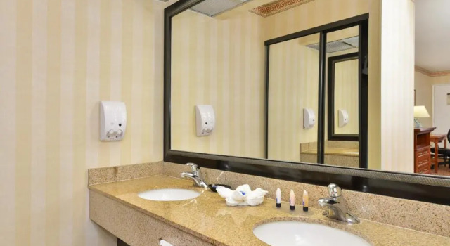 Номер Best Western Plus Raffles Inn & Suites