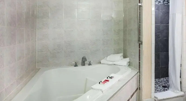 Полулюкс Ramada by Wyndham Ligonier