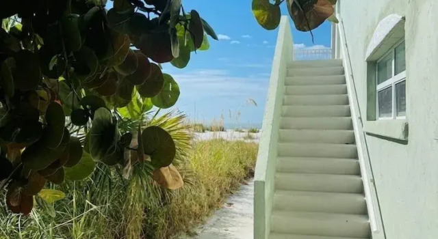 Апартаменты 763 North Shore Upstairs 3 Bedroom Apts by RedAwning