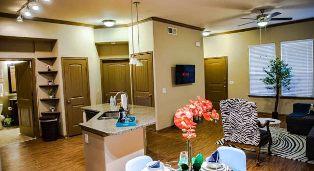 Stunning Modern Home Gated Community Pool & Gym, Забронировать Отель Те-Вудлендс Texas Gulf Coast, рядом с The Woodlands Golf Resort