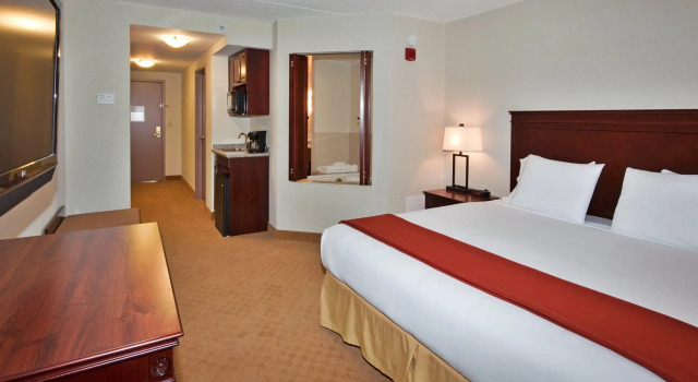 Двухместный люкс Holiday Inn Express Hotel & Suites Brockville by IHG