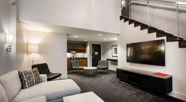 Двухместный люкс Bi-level Loft Ambassador Hotel Kansas City, Autograph Collection