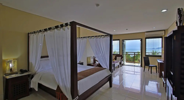 Люкс с балконом и с видом на море The Jayakarta Suites Komodo Flores
